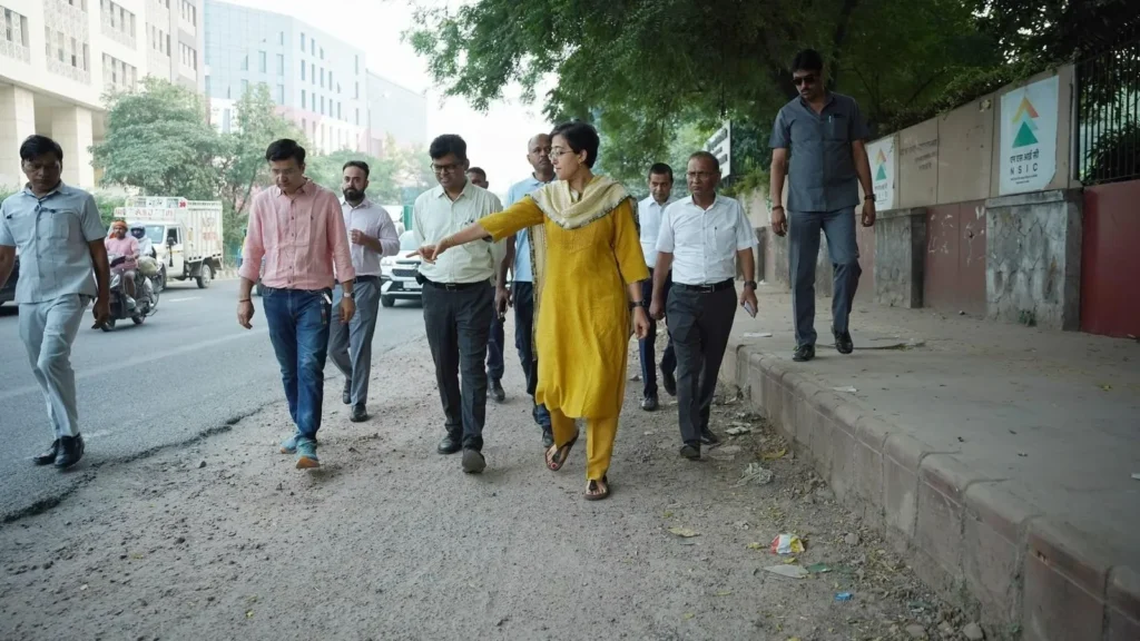 Team Atishi carried out a ground inspection in Delhi as part of the “pothole-free by Diwali” initiative.